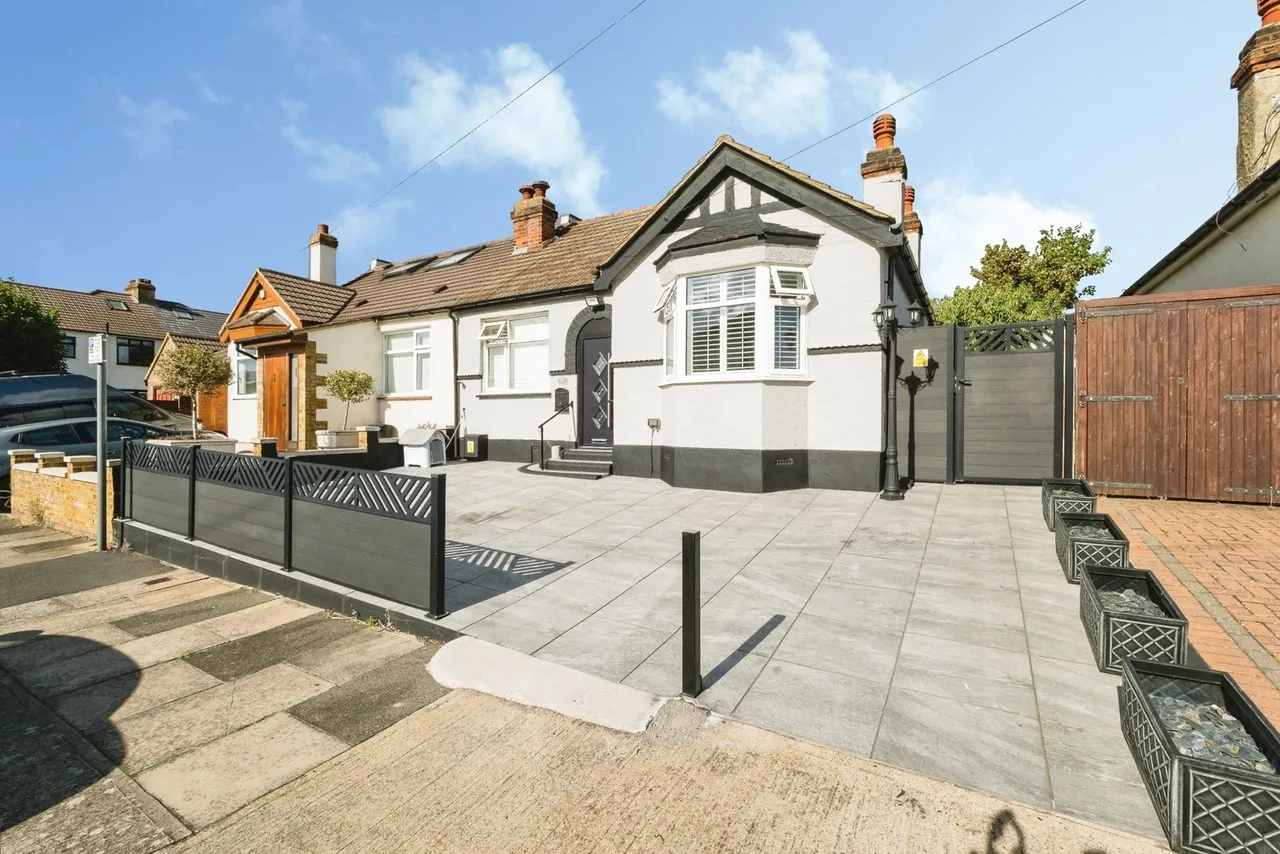 2 bed house for sale, Dorrington Gardens, Hornchurch, RM12