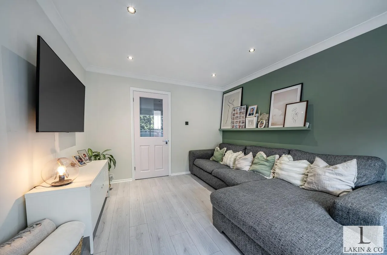 Westwood Close, Ruislip, HA4 7RE, photo 2