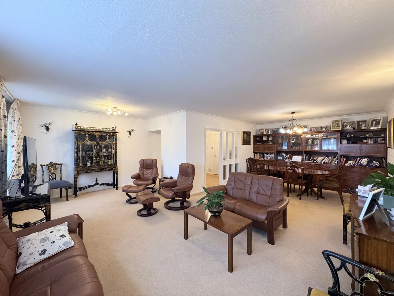 3 bed flat for sale, Lodge Close, Edgware, HA8