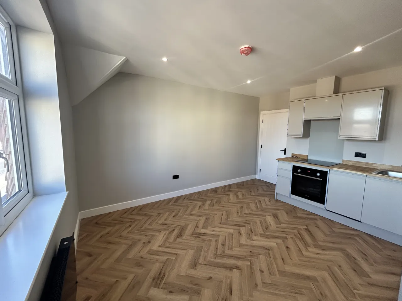 Horley, RH6, photo 2