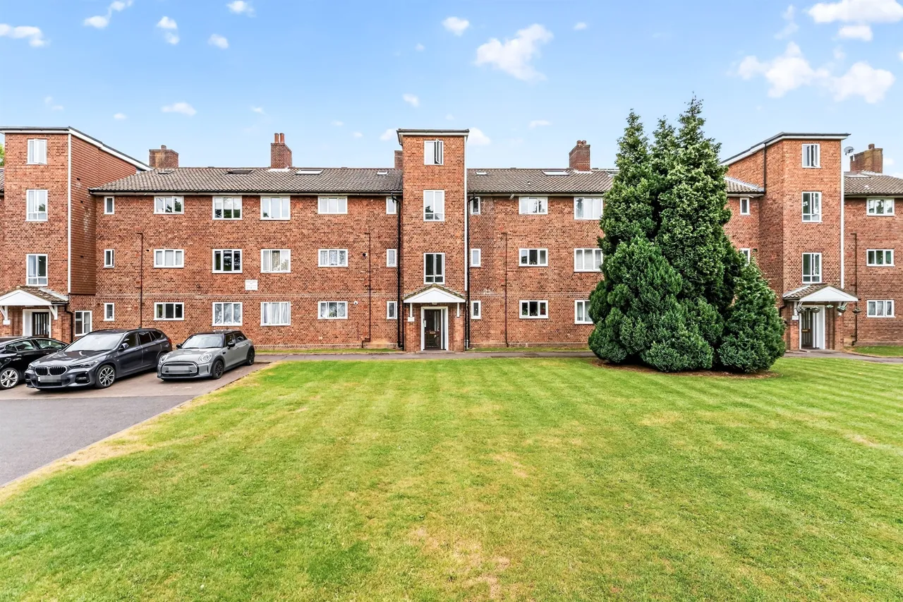 3 bed flat for sale — Lilleshall Road, Morden