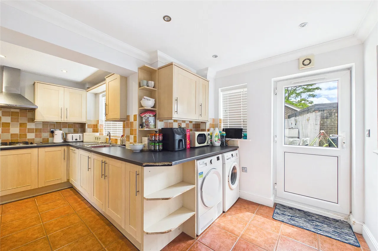 Christie Close, Lightwater, GU18, photo 2