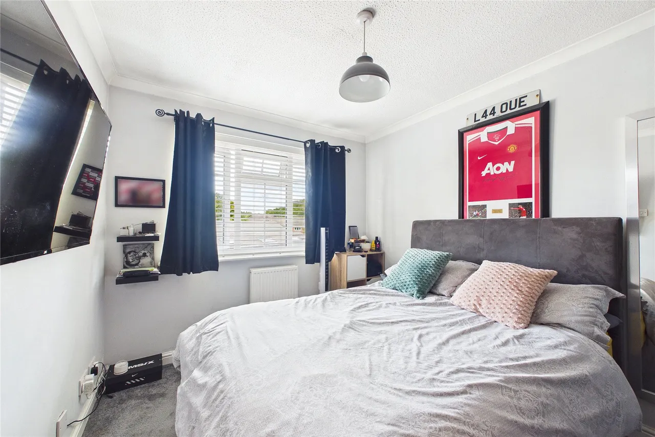 Christie Close, Lightwater, GU18, photo 8