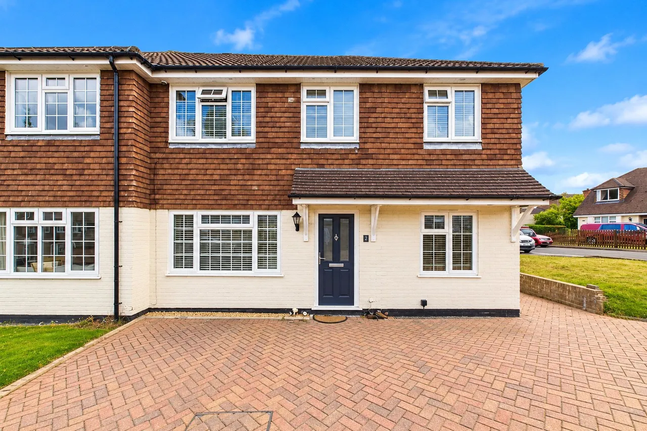 4 bed house for sale, Christie Close, Lightwater, GU18