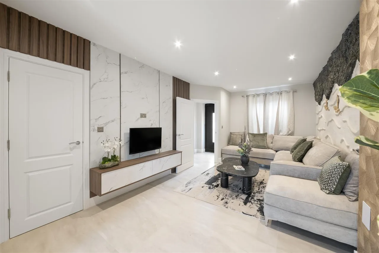 Field Road, Feltham, photo 2