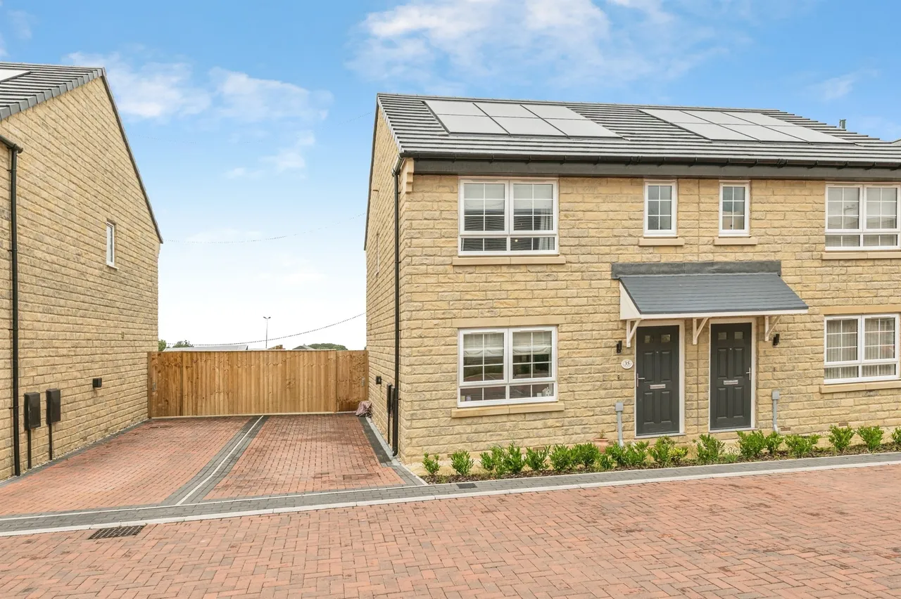 3 bed house for sale — Siderite Close, Emley, Huddersfield