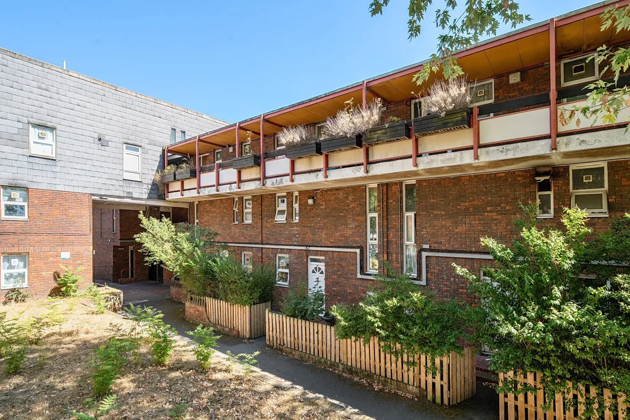 2 bed flat for sale — Slade Walk, SE17