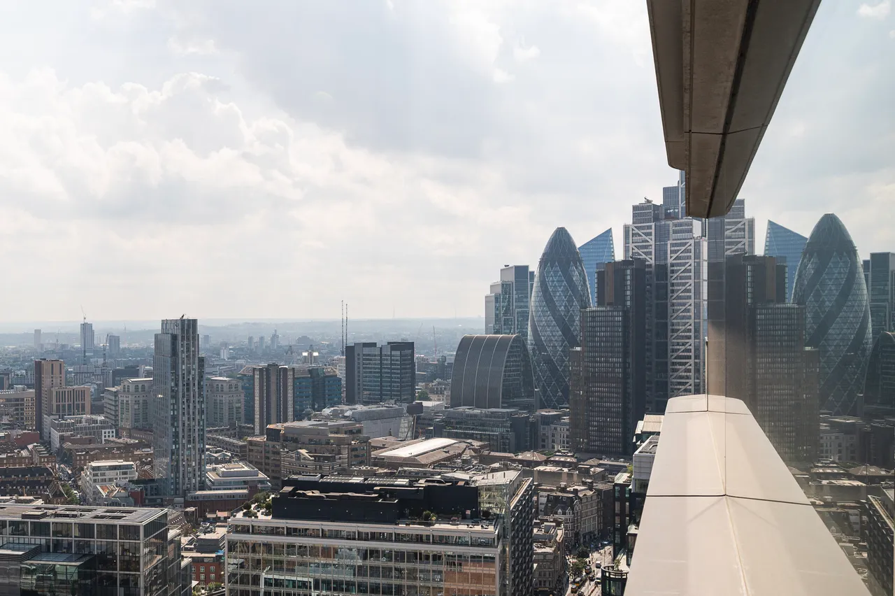 Flat 3105, 2 Principal Tower, London, photo 3