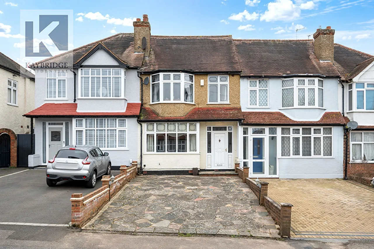 3 bed property for sale — Stoneleigh Avenue, Worcester Park, KT4