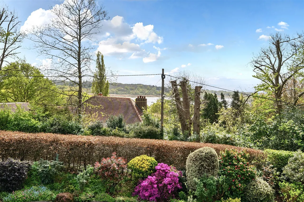 Salterns Lane, Old Bursledon, photo 2