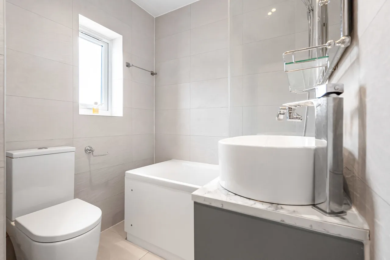 Broomfield Road, New Haw, KT15, photo 15