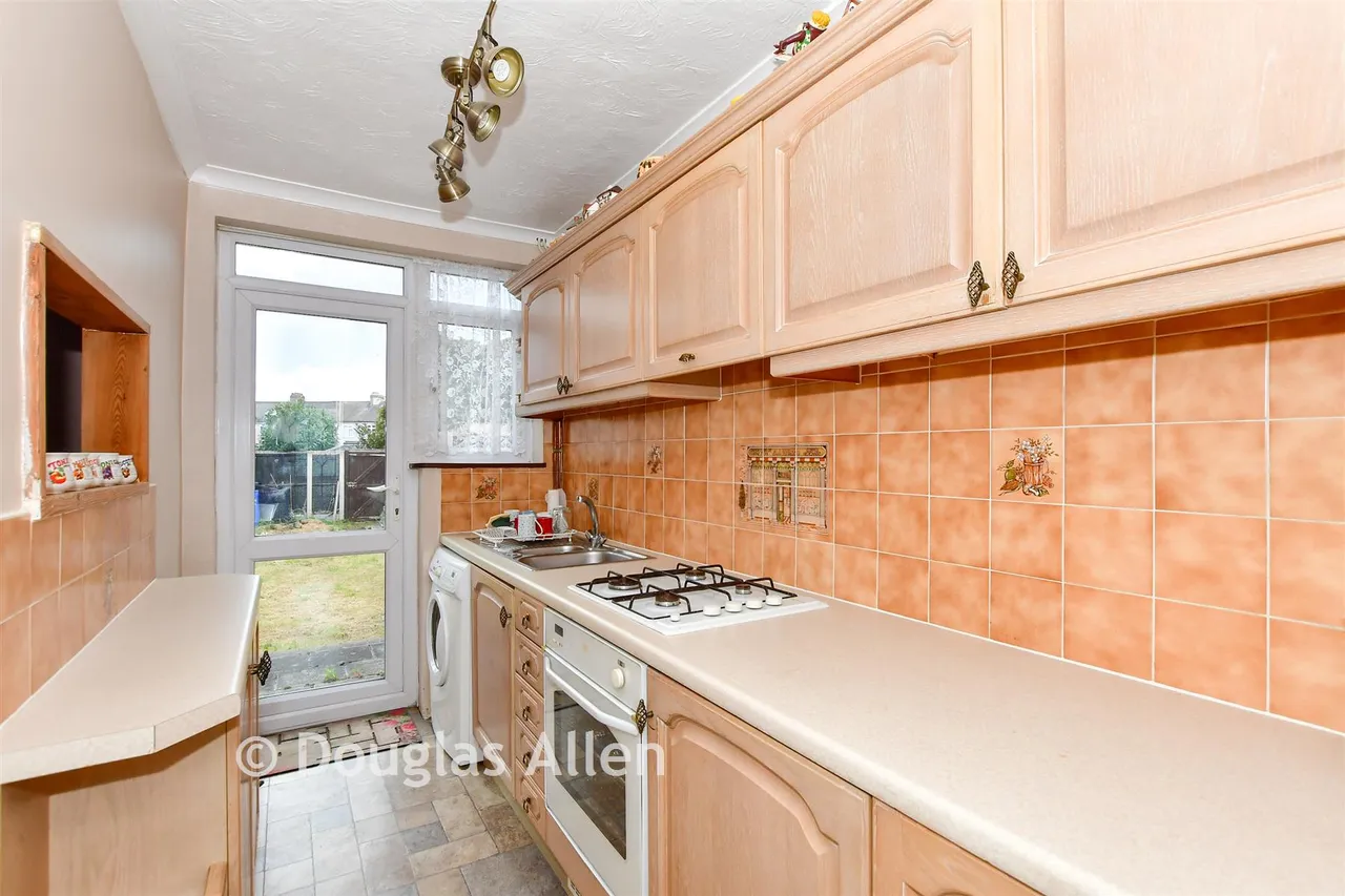 Upminster Road South, Rainham, RM13, photo 3
