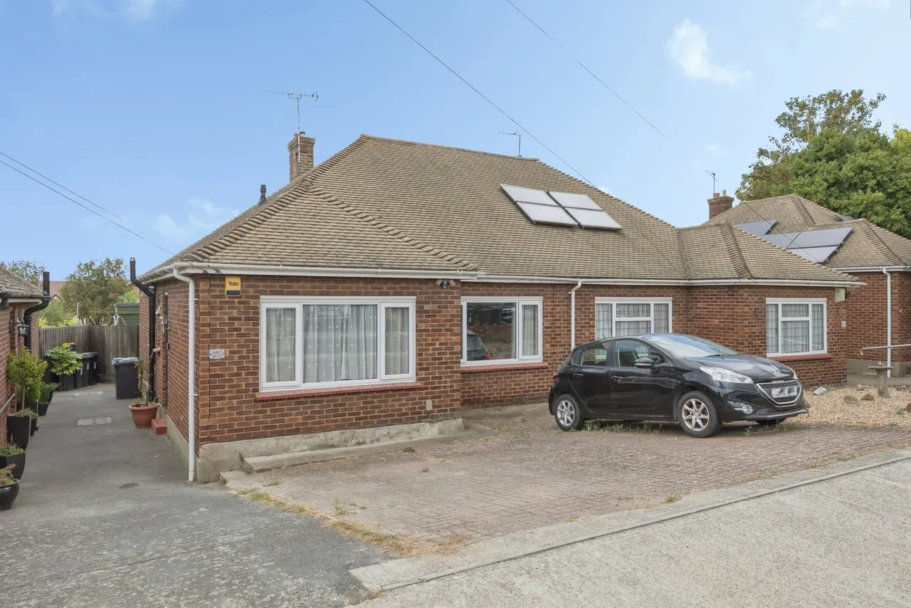 2 bed house for sale, Ridgeway Avenue, Gravesend, DA12