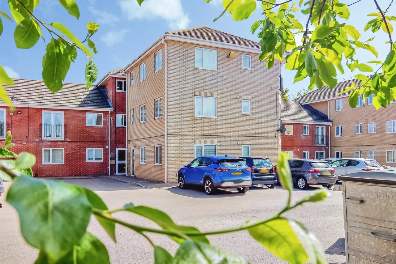 2 bed flat for sale — Langdale Grove, Corby