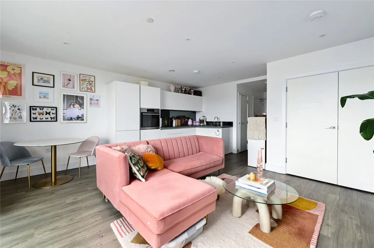 2 bed flat for sale, Fairfield Avenue, Staines, TW18