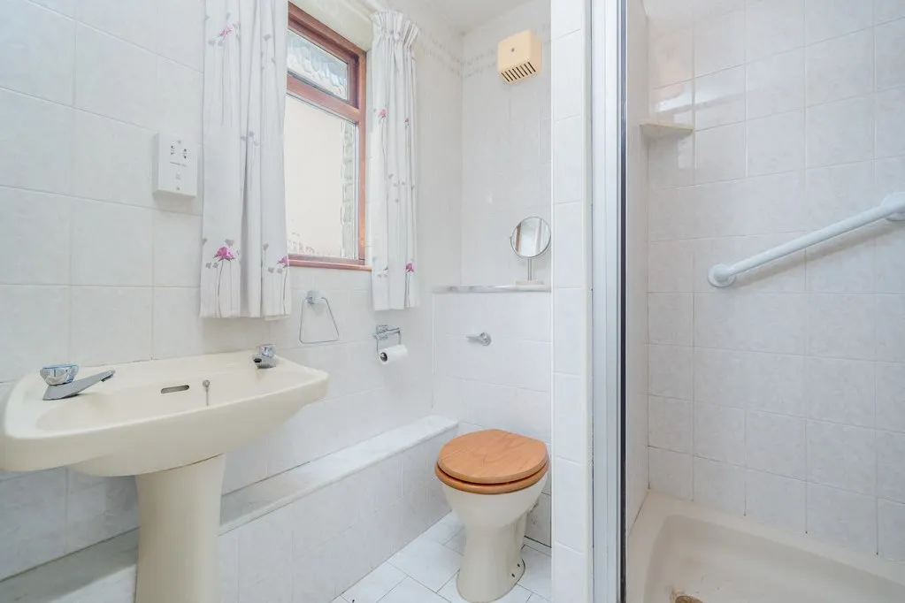 Hunsworth Lane, East Bierley BD4 6RL, photo 8