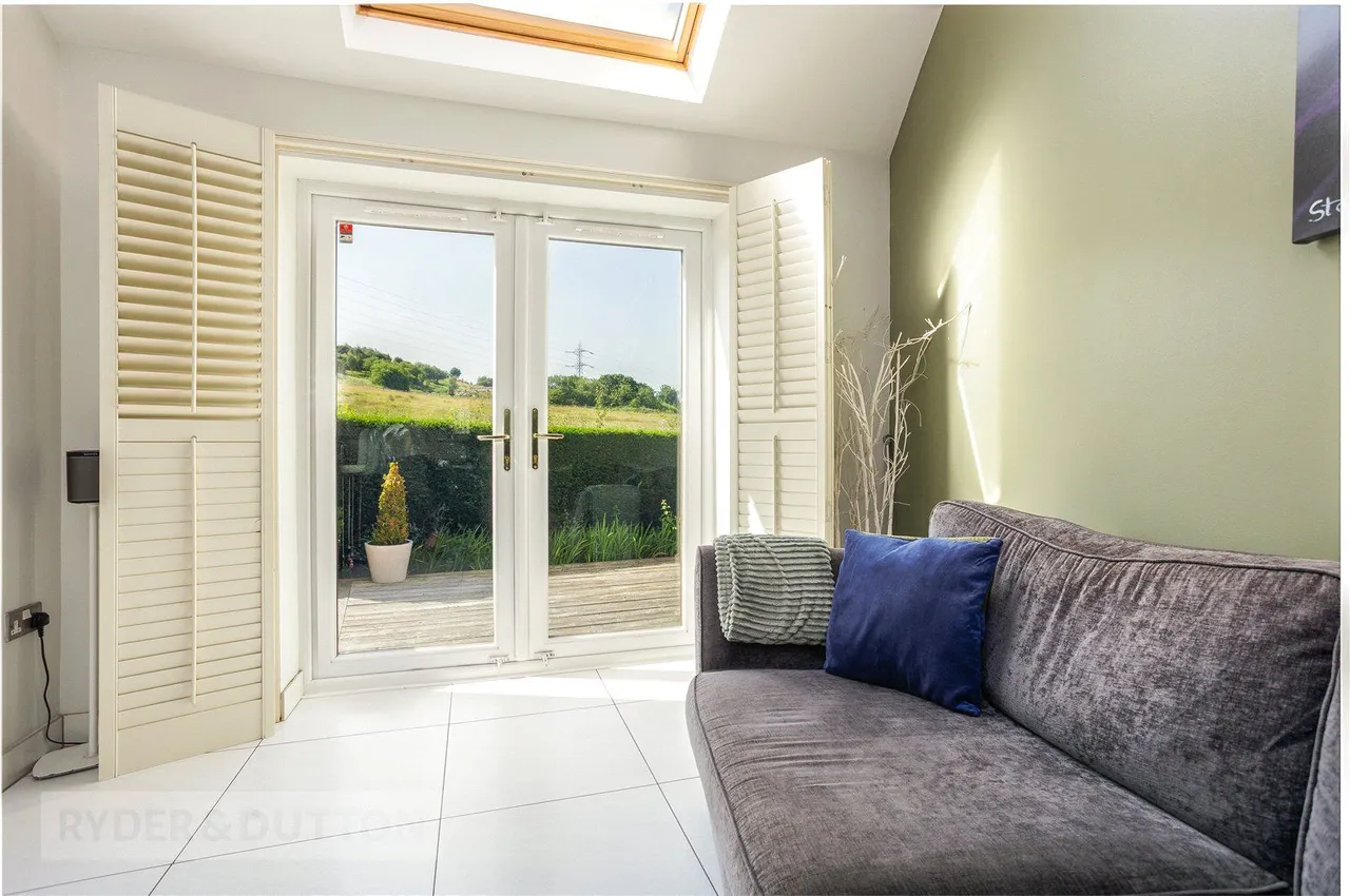 Green View Chase, Grotton, OL4, photo 13