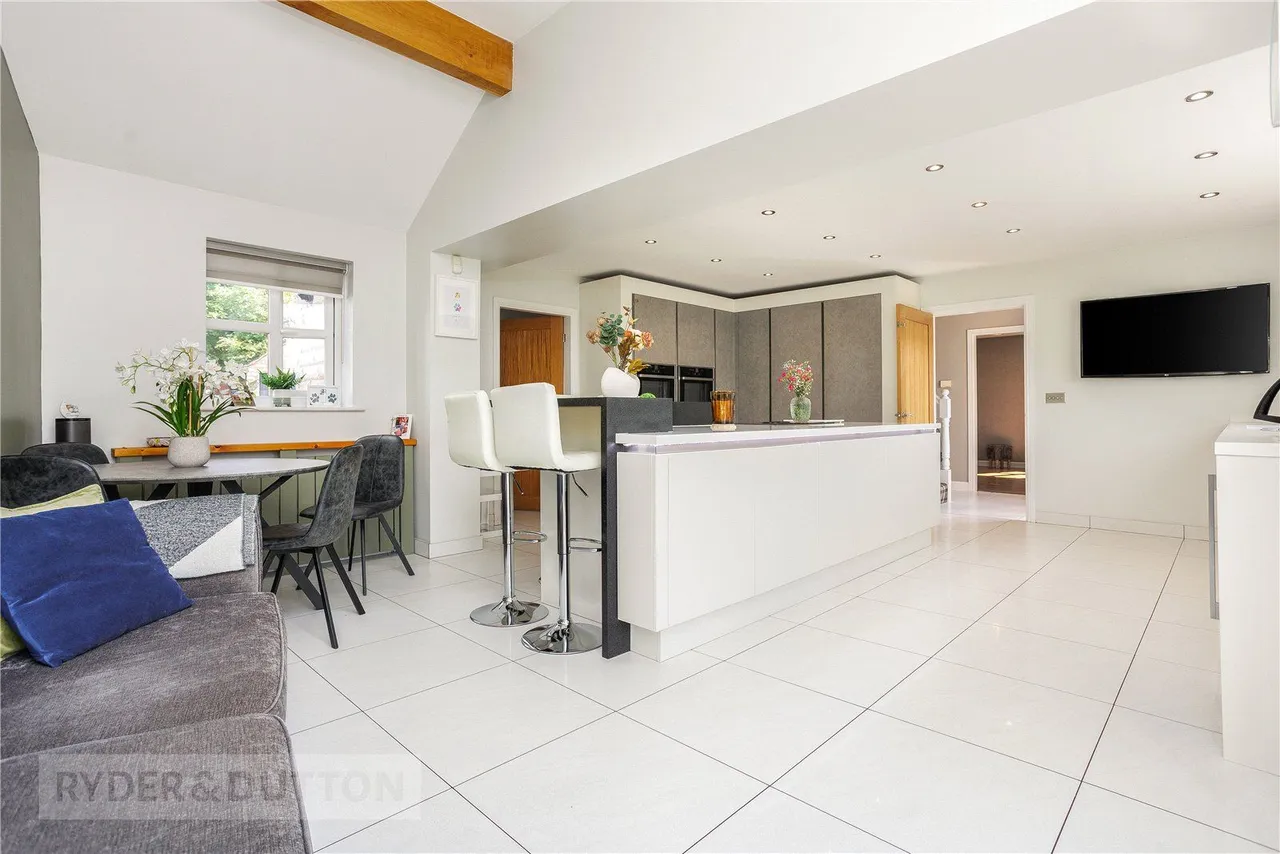 Green View Chase, Grotton, OL4, photo 10