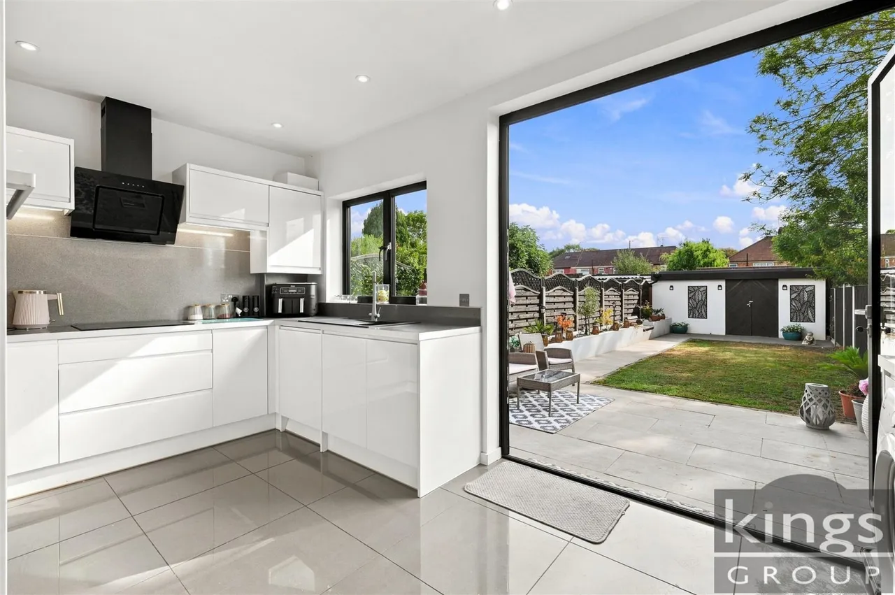 Tynemouth Drive, Enfield, photo 2