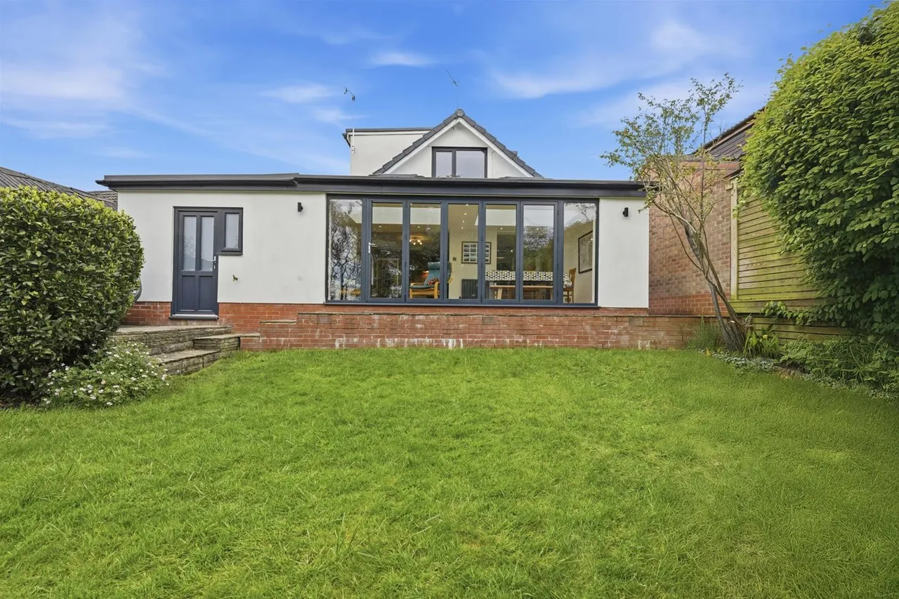 Cedarway, Bollington, photo 2