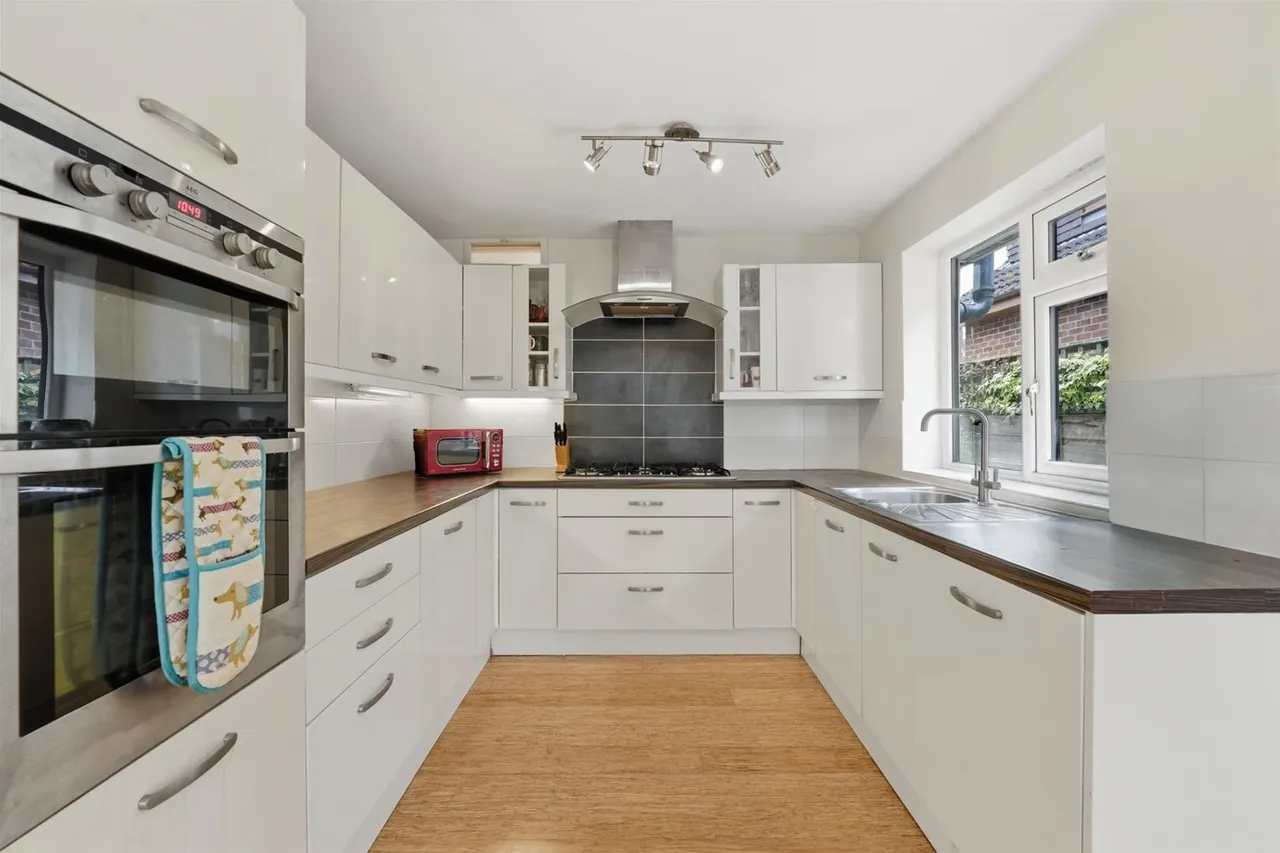 Cedarway, Bollington, photo 8