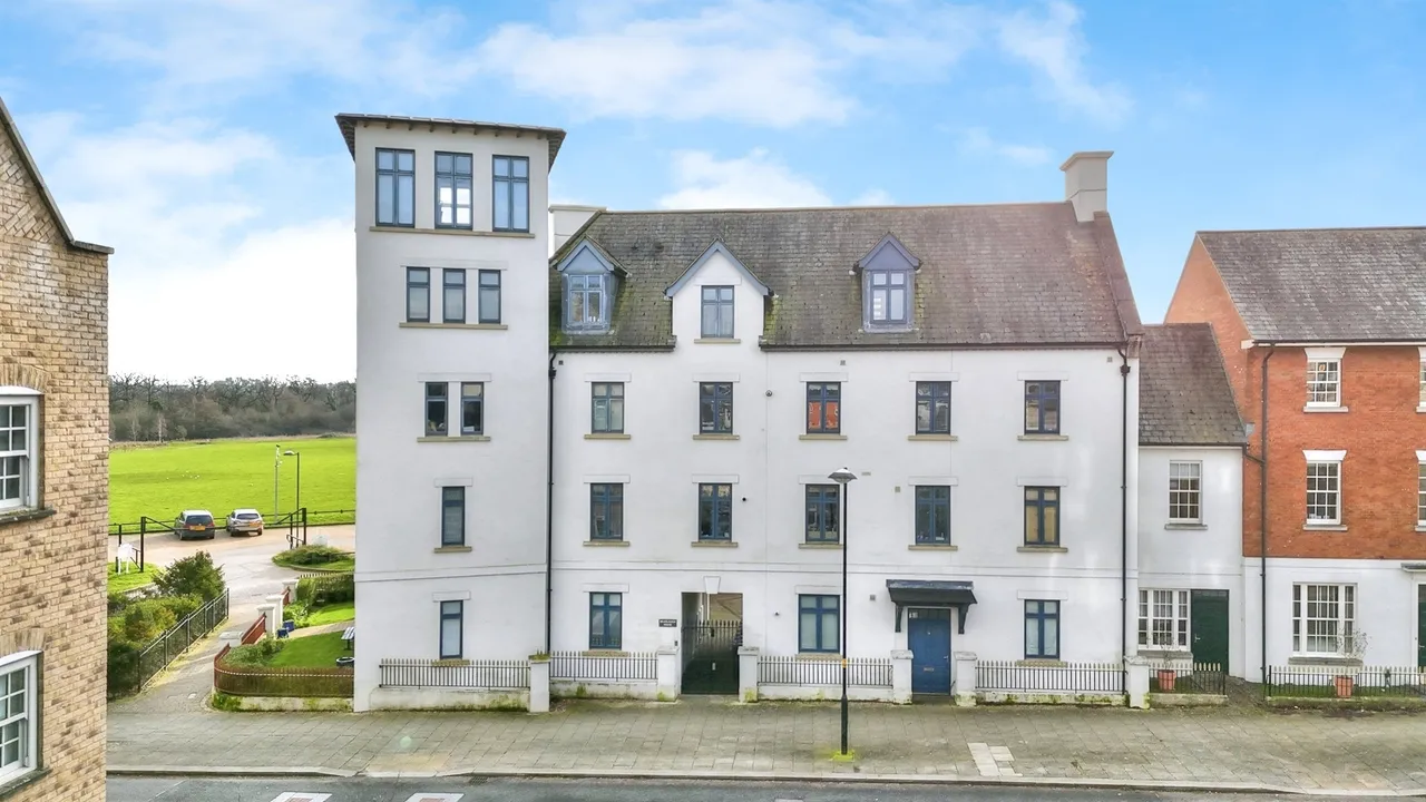 2 bed flat for sale — High Street, Upton, Northampton