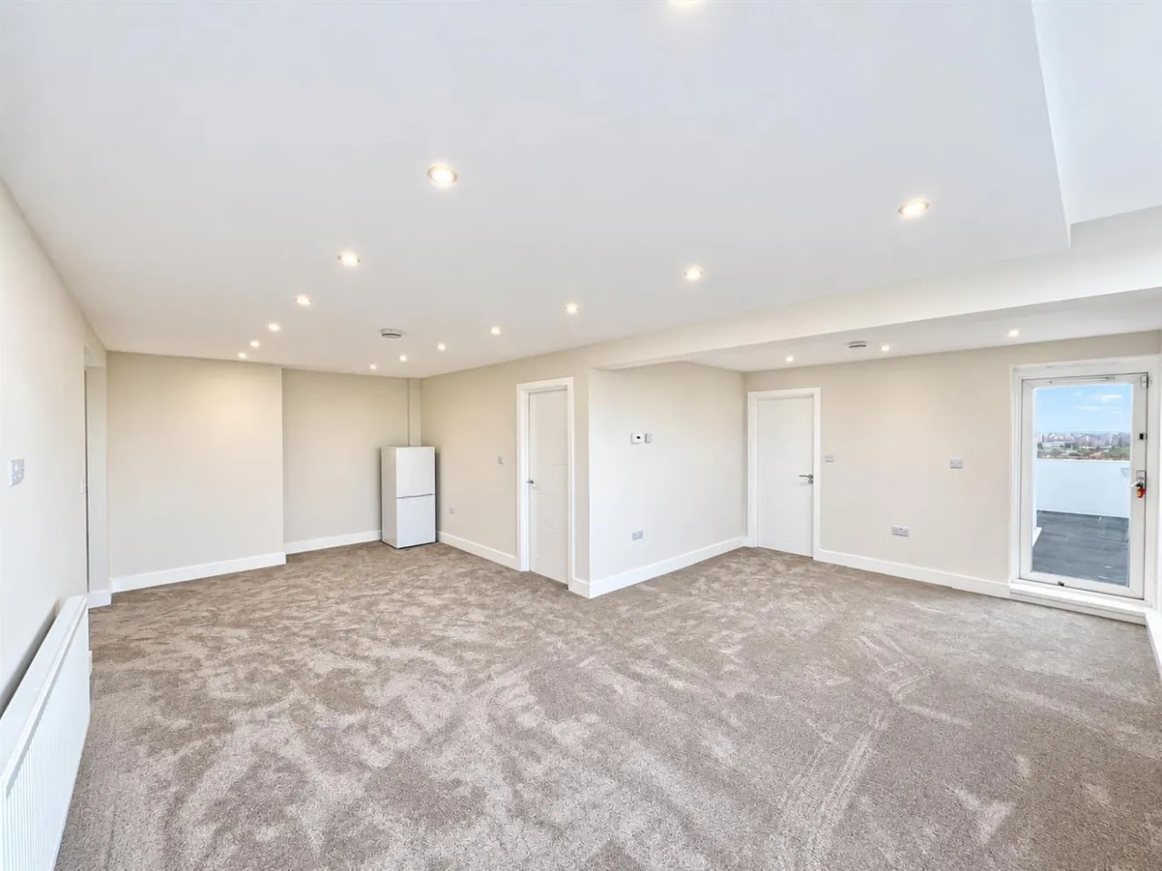 bed Flat, Penthouse For SaleWestbourne House, TW5, photo 2