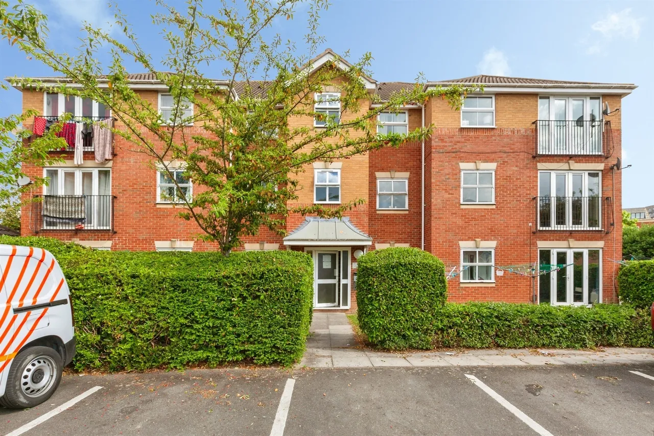 1 bed flat for sale — Baxter Close, Slough