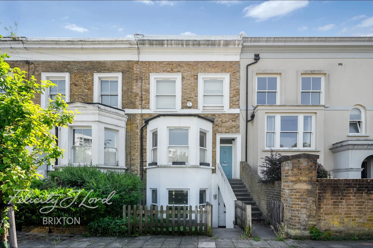 2 bed flat for sale, Millbrook Road, London