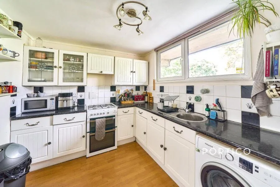 2 bed flat to rent, Prague Place, London, SW2