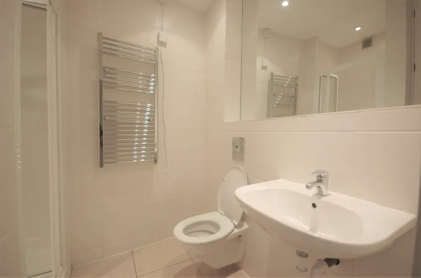 Chiswick High Road, W4, photo 4