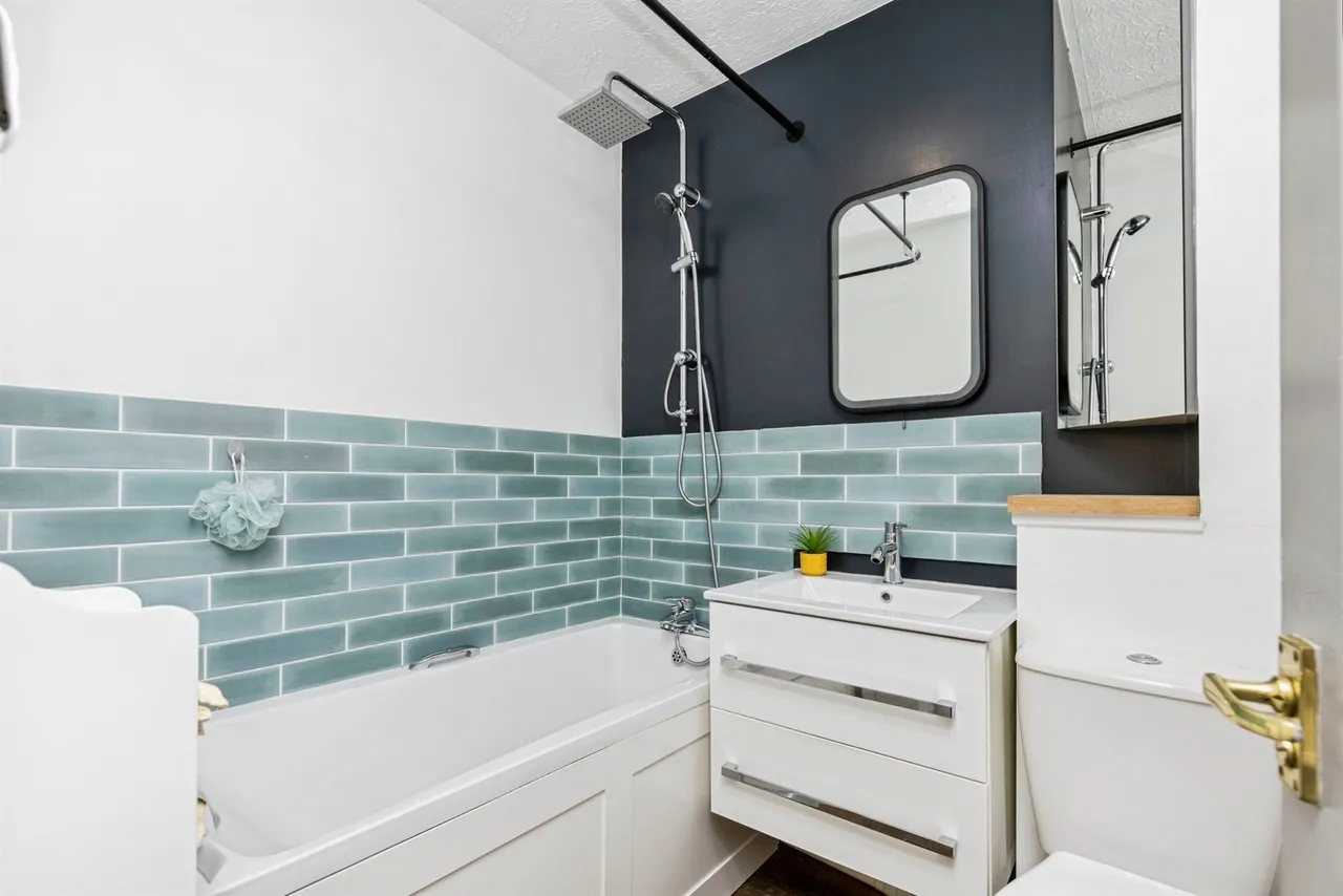 Vancouver Drive, Crawley, RH11, photo 13