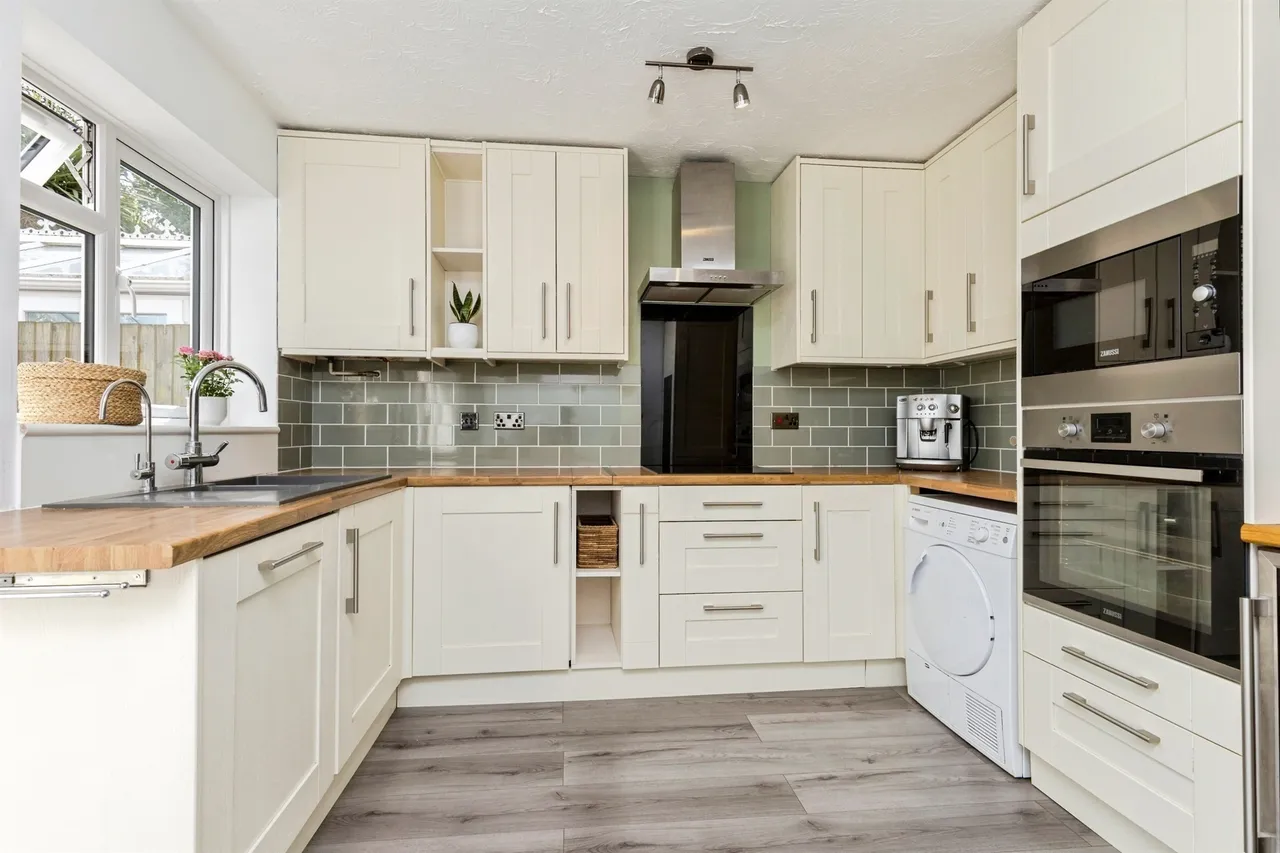 Vancouver Drive, Crawley, RH11, photo 3