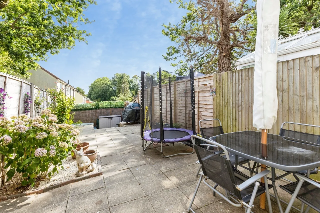 Vancouver Drive, Crawley, RH11, photo 2