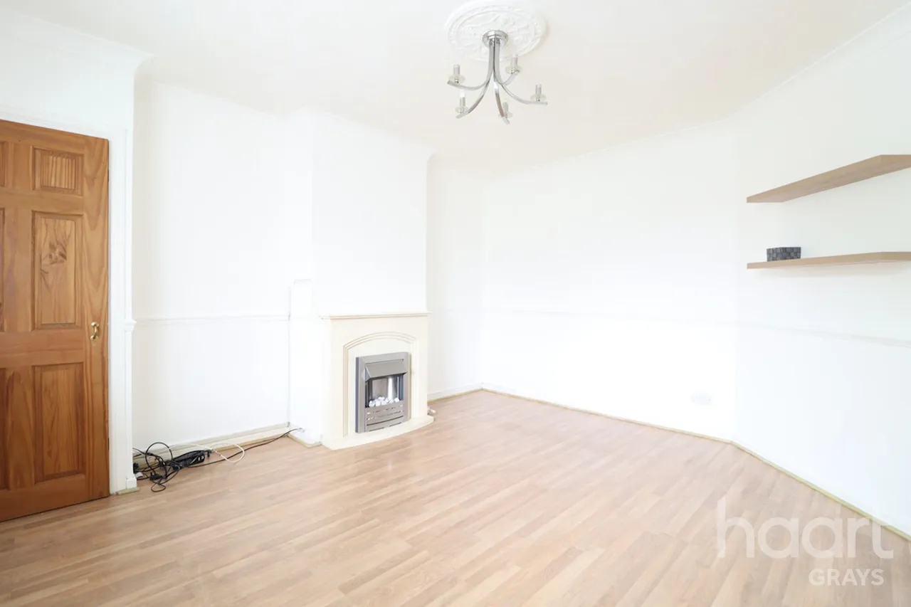 Kelvin Road, RM18, photo 2