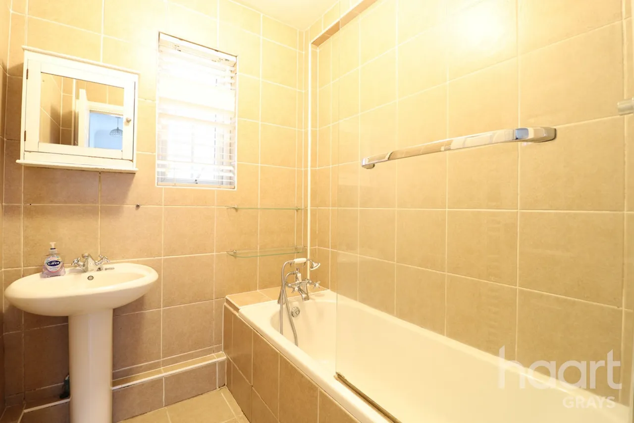 Kelvin Road, RM18, photo 9