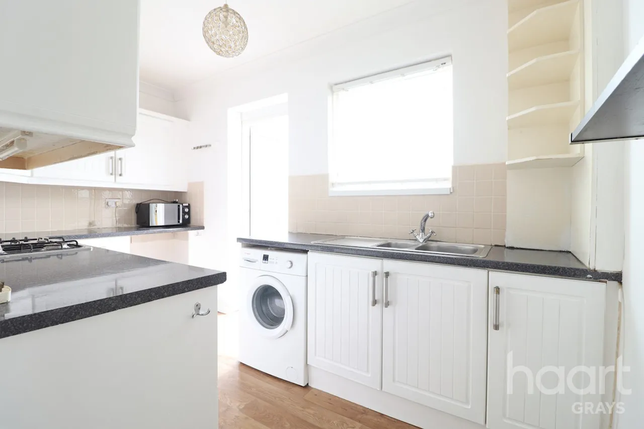 Kelvin Road, RM18, photo 4