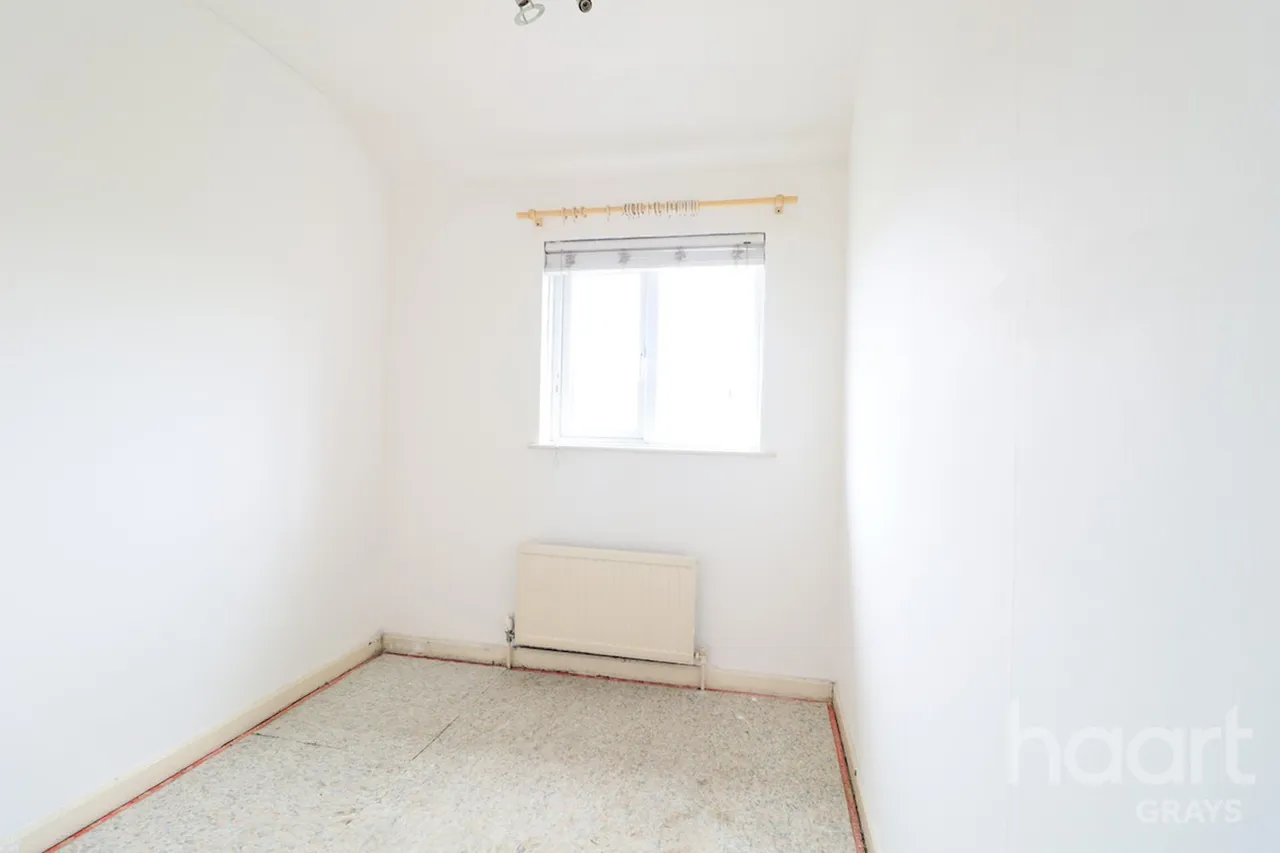 Kelvin Road, RM18, photo 8