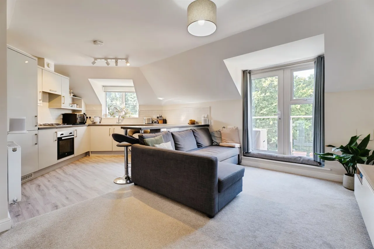 2 bed flat for sale, Turnpike Court, Stowmarket, IP14