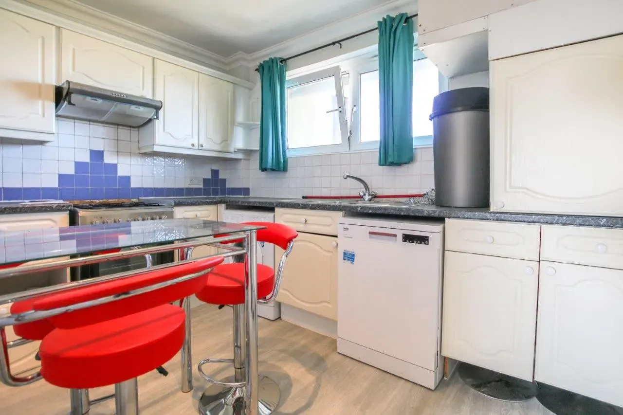 3 bed flat to rent, Burbage Close, London, SE1