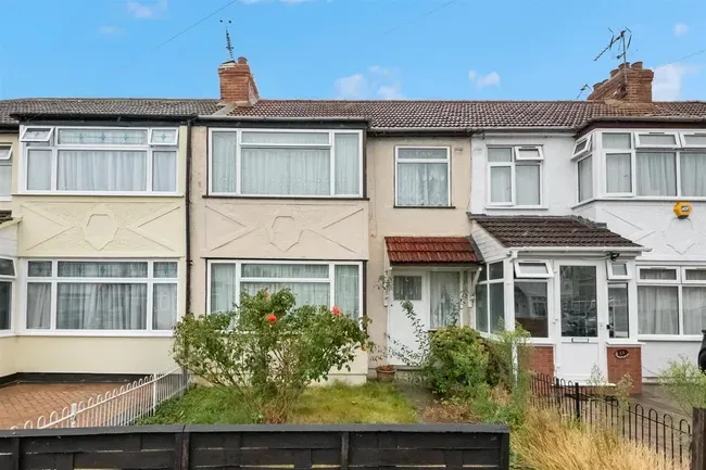 3 bed house for sale — Lynhurst Road, Hillingdon