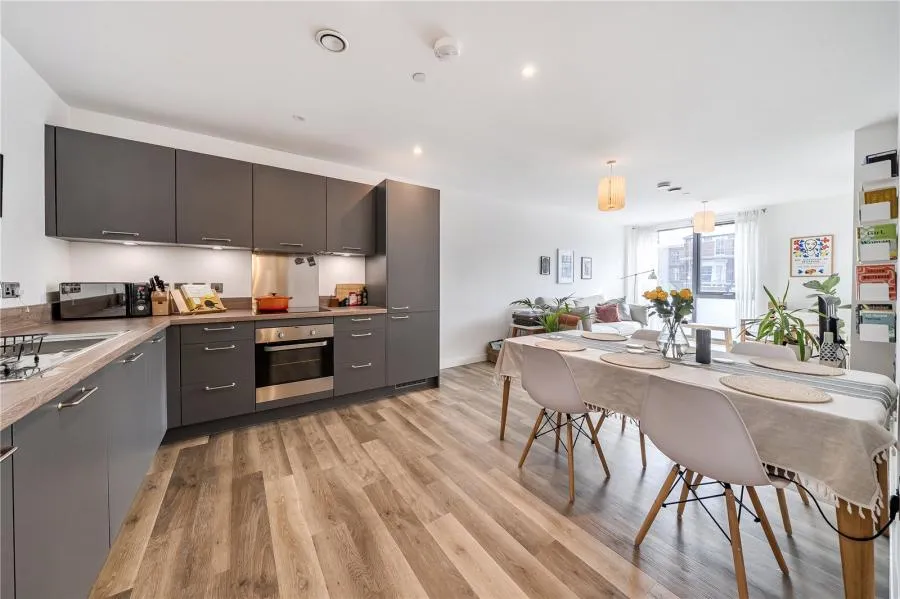 2 bed flat for sale, Clapham Road, London, SW9