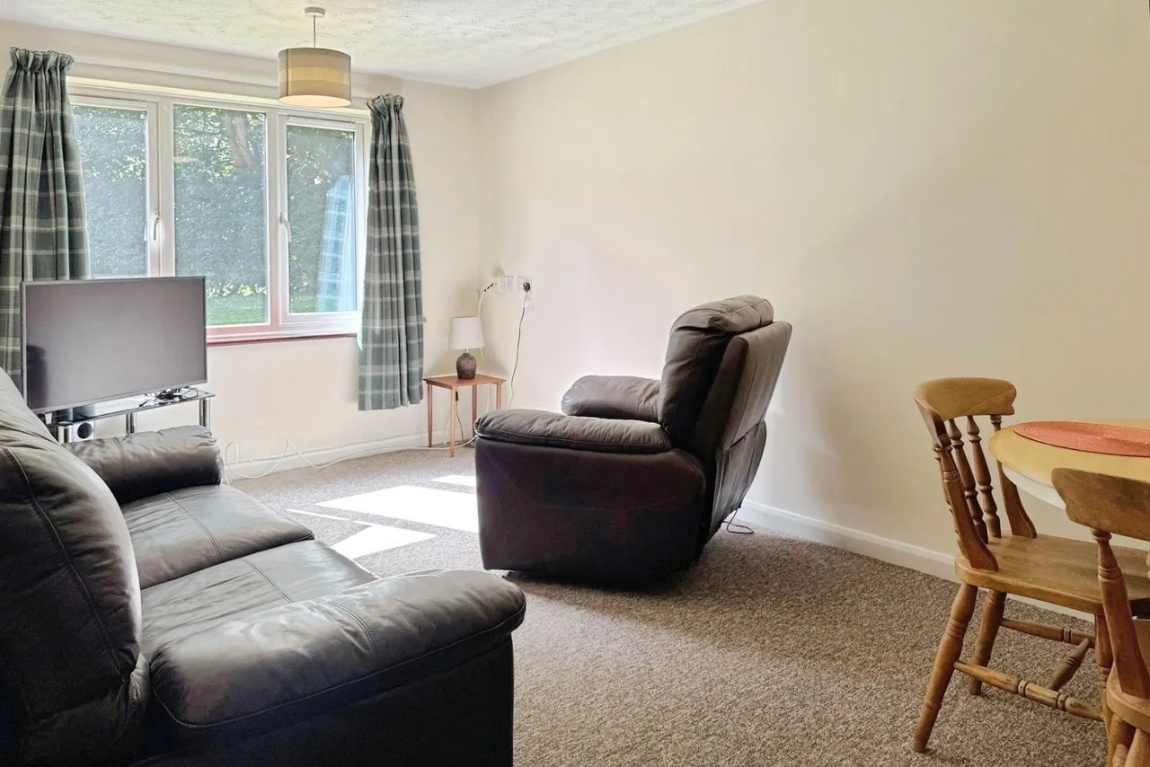 Berry Court, Hook, Hampshire, RG27 9JZ, photo 2