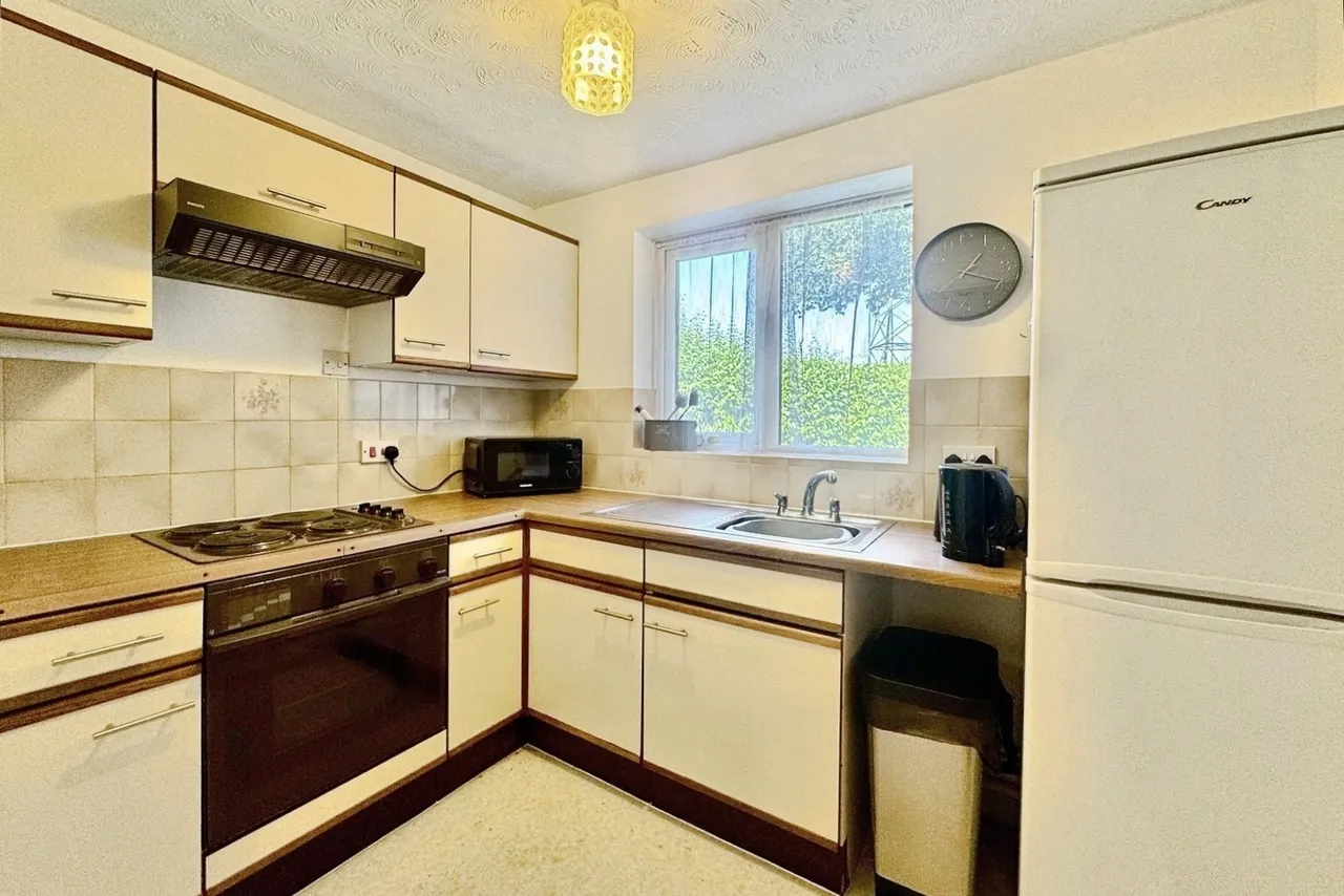 Berry Court, Hook, Hampshire, RG27 9JZ, photo 3