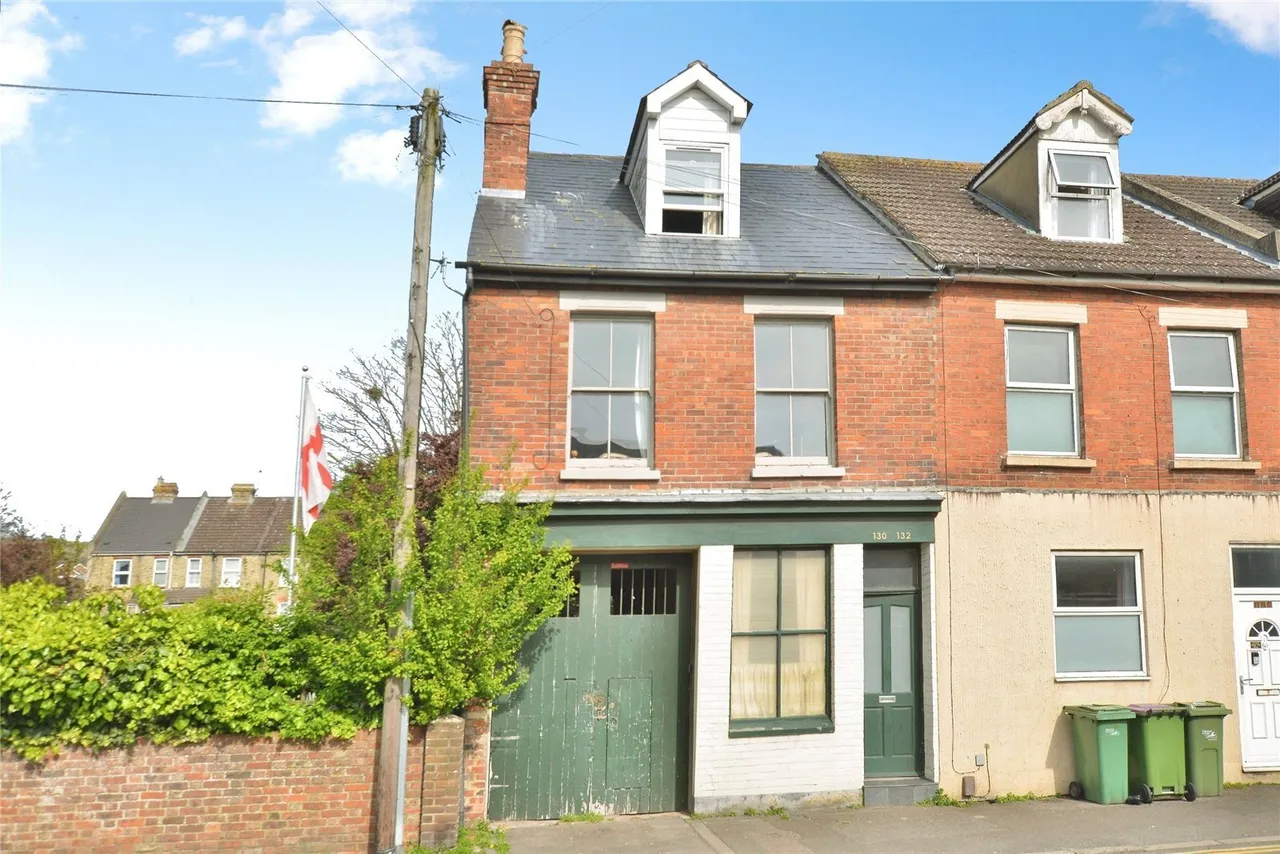 2 bed house for sale — Foord Road, Folkestone, Kent, CT19