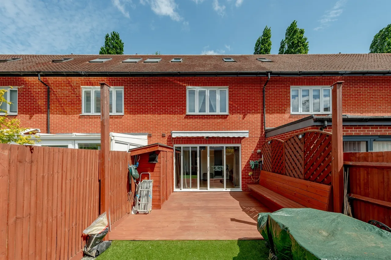 3 bed house for sale — Priddy Place, Redhill