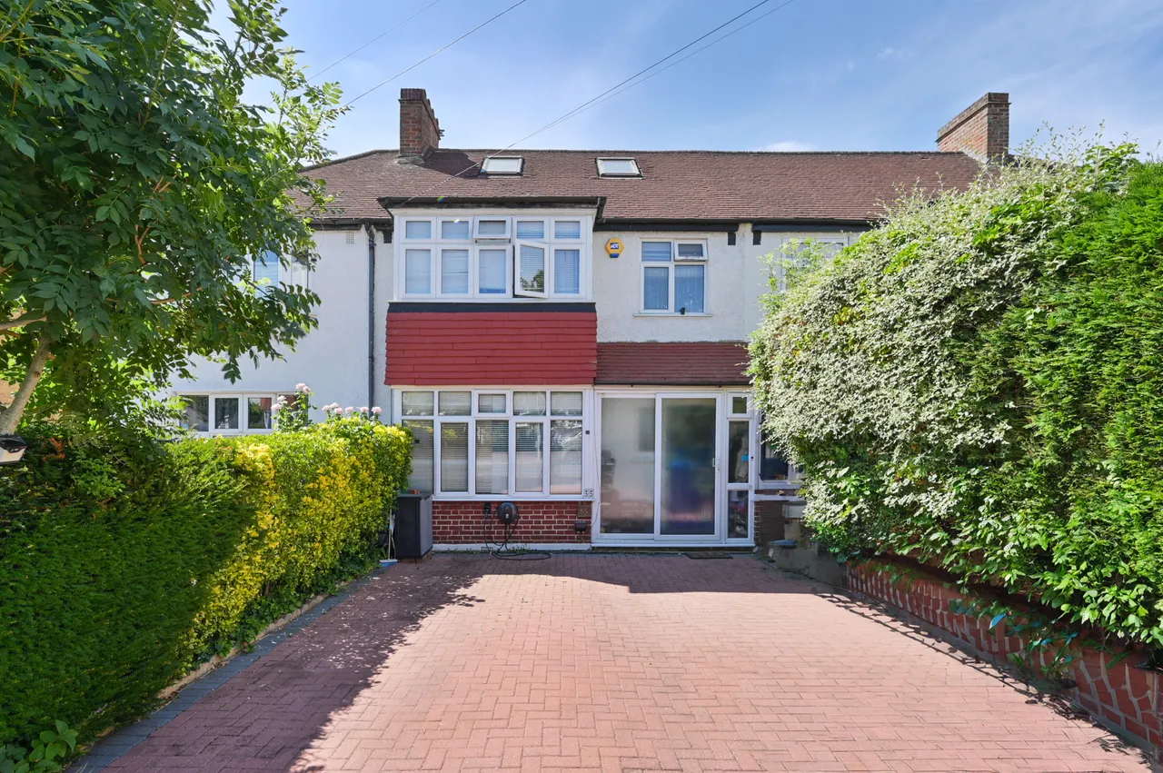 3 bed house for sale — 55 Bramshaw Rise, New Malden