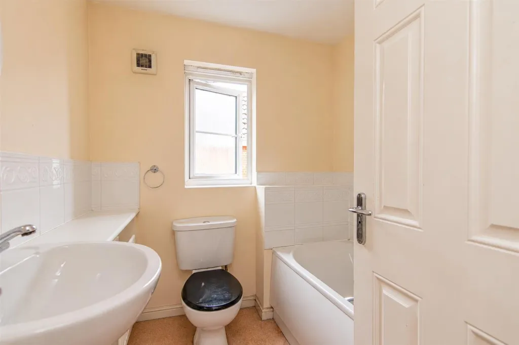 Abbots Way, Kettering, photo 13