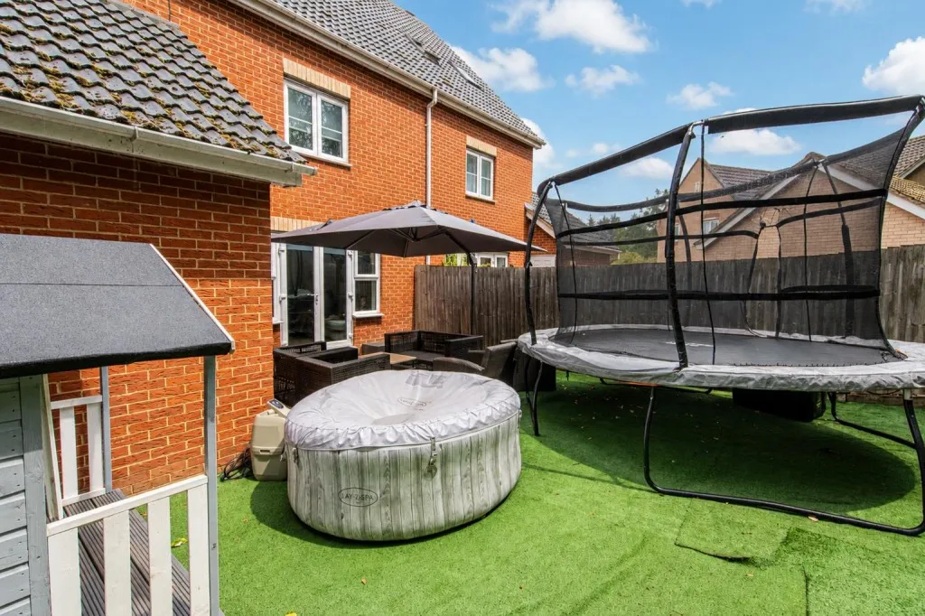 Abbots Way, Kettering, photo 11