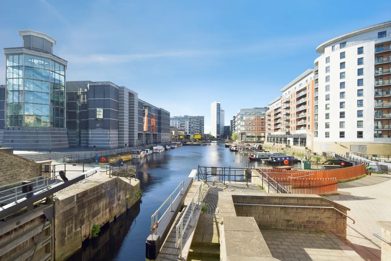 2 bed flat for sale, Armouries Way, Leeds, LS10